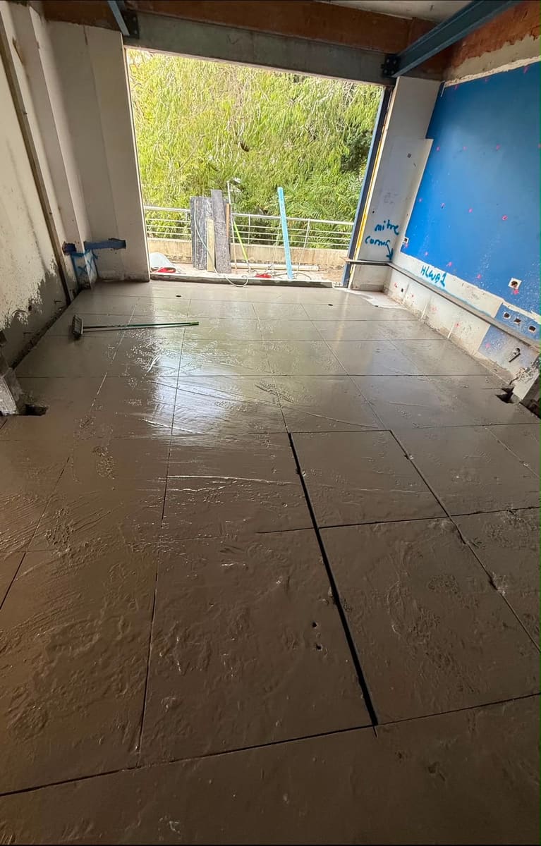 Wet cutting a concrete floor, slurry controlled